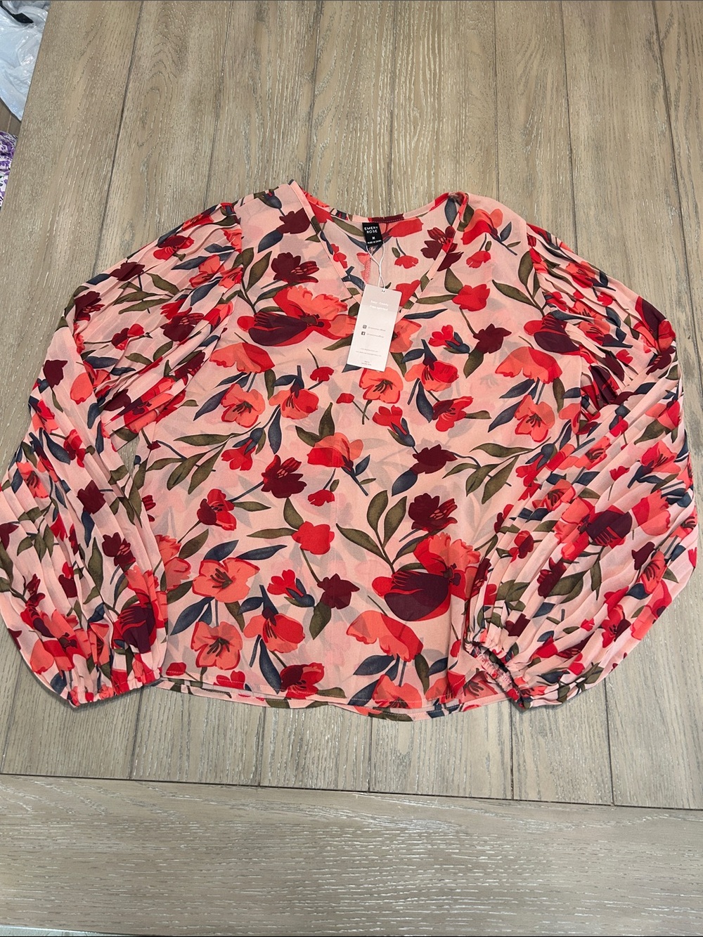 NWT Emery Rose Floral V-Neck Balloon Sleeve Blouse in Pink and Red Medium